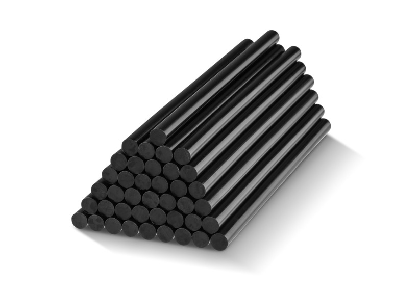 Une pile de tiges rondes noires.