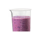 Un pichet de blender avec un couvercle et un smoothie aux baies.