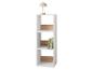 Étagère blanche avec inserts en bois, lampe de table et livres.