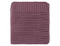 Une couverture en tricot rose avec un motif épais.