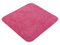 Un tapis de bain rose avec une texture douce.
