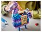 Une personne assemble une figurine LEGO Fortnite Llama, tenant un trésor.