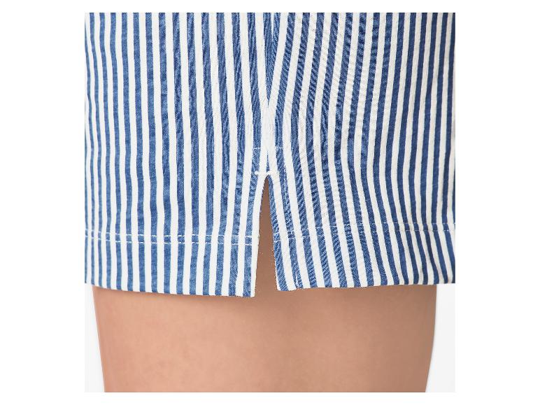 Gros plan d'un short rayé bleu et blanc avec une petite fente latérale.