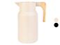Carafe isotherme beige avec poignée en bambou.