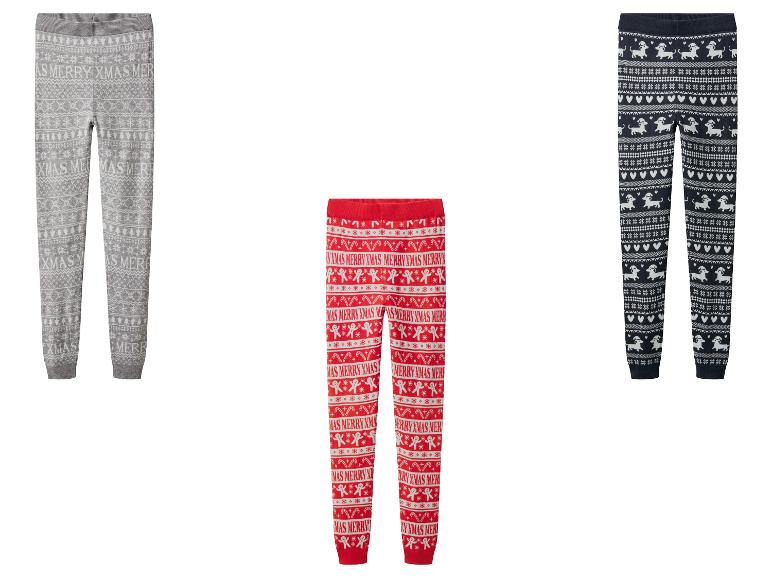 Trois paires de leggings de Noël avec des motifs festifs, y compris des rennes, des bonshommes en pain d'épices et des messages.