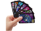 Cartes UNO Transformers tenues en main, avec des robots et un vaisseau spatial.