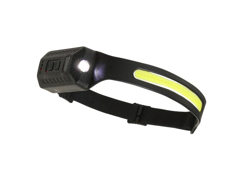 Lampe frontale noire avec bande lumineuse jaune et projecteur, sur fond blanc.