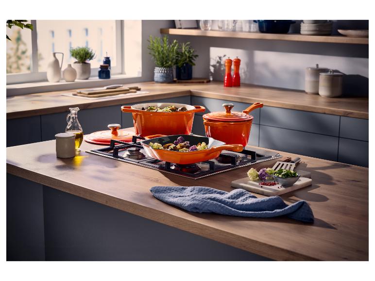 Marmite et poêle en fonte SILVERCREST® Premium sur la cuisinière dans la cuisine.