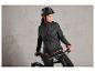Une femme sur un vélo avec une veste et un casque noirs.