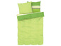 Une couette verte avec des oreillers assortis dans un motif géométrique.