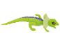 Un caméléon jouet vert avec un cou relevé.