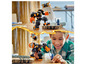 Un garçon joue avec un robot LEGO® Ninjago et une minifigure.