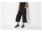 Culottes et sandales à plateforme : style bohème chic.