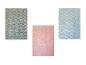 Trois tapis avec un motif géométrique en gris, rose et bleu.