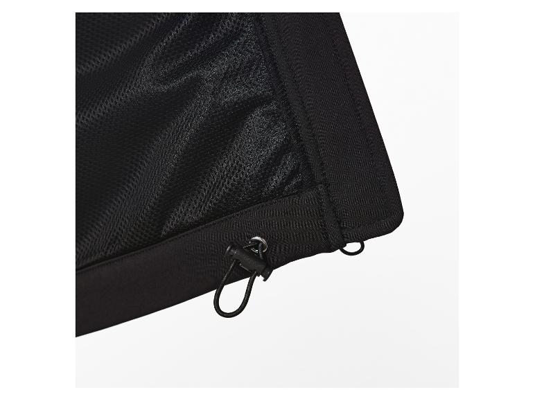 Gros plan sur un tissu en maille noire avec cordon de serrage et bloqueur.