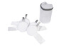 Quatre éponges à maquillage blanches et un sac à linge en maille.