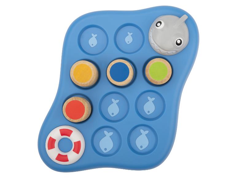 Jouet de pêche bleu avec des pièces colorées et une figurine de requin