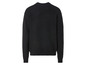 Un pull noir à manches longues.