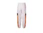 Pantalon de survêtement blanc avec bandes orange et noires.