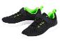 Deux paires de baskets noires et vertes pour enfants.