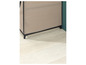 Boîte de rangement beige avec des accents noirs sur un plancher en bois