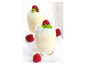 Deux verres de crème dessert à la vanille avec de la crème fouettée et des framboises.