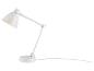 Lampe de bureau blanche avec bras réglable et lumière allumée.