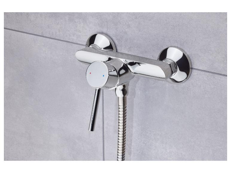 Un mitigeur de douche chromé avec un flexible.