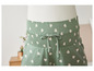 Pantalon vert avec un motif de cœurs blancs et une taille élastique