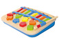 Un xylophone en bois avec des blocs de couleurs.