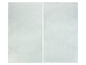 Deux planches à découper rectangulaires en verre avec une surface rugueuse.