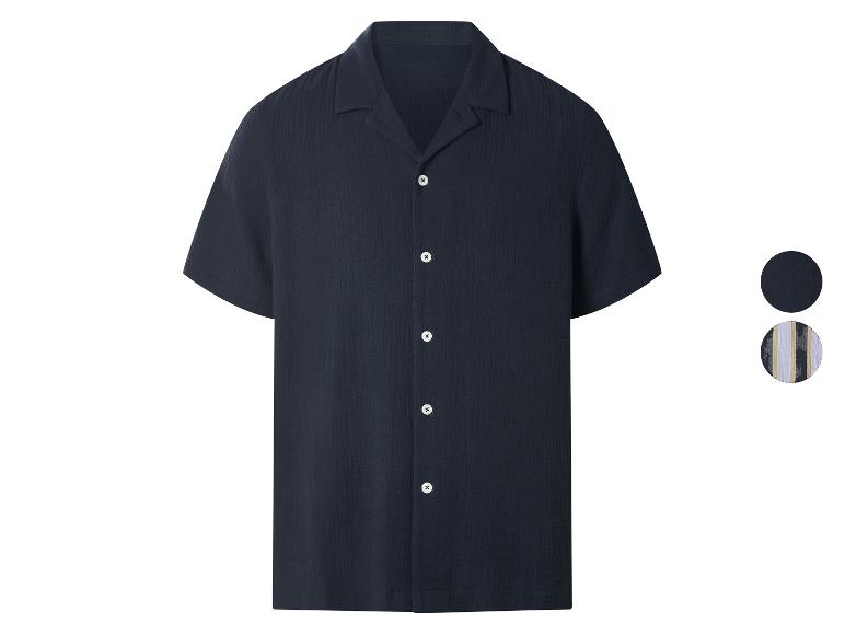 Chemise bleu marine à manches courtes avec boutons blancs et col ouvert, avec échantillons de tissu.