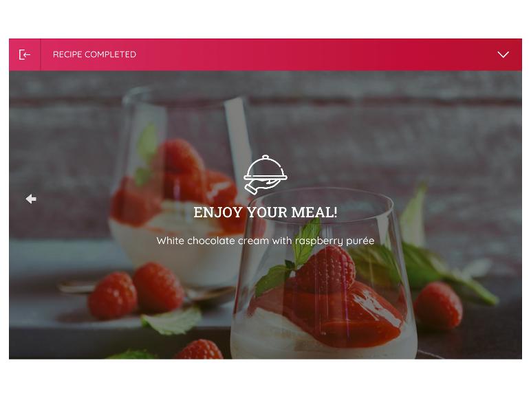 Dessert de crème au chocolat blanc avec purée de framboises, avec le texte « RECETTE TERMINÉE ».