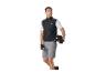 Homme en gilet de cyclisme noir, t-shirt blanc, short gris et gants, tenant un casque.
