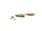 Couteau de cuisine avec manche en bois coupant une courgette en tranches.