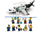 Avion de ligne en briques de jeu avec figurines de passagers et de personnel de bord.