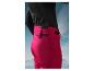 Pantalon de ski rouge avec une ceinture noire.