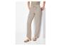 Pantalon beige et sandales Birkenstock : vêtements et chaussures décontractés.