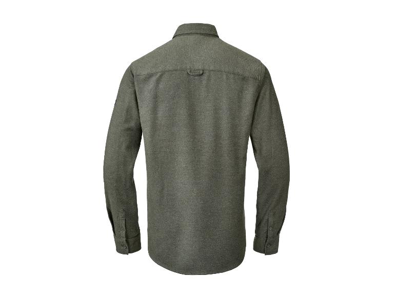 Une chemise verte à manches longues