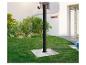 Douche solaire extérieure noire avec robinet, installation facile dans un jardin.