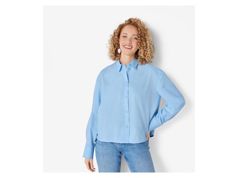 Chemise bleue et jeans : vêtements mode féminine.