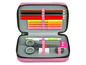 Une trousse rose Barbie avec des crayons, des feutres, des ciseaux, une règle et une gomme.