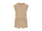 Ensemble de t-shirt et short beige pour enfants.