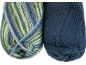 Deux pelotes de laine : une multicolore verte, bleue et grise, et une bleu foncé unie.