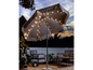 Un parasol gris avec un éclairage intégré pour l'extérieur, avec deux chaises et une table basse.