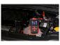 Testeur de batterie de voiture connecté à la batterie dans le compartiment moteur.