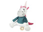 Une licorne en peluche blanche avec un pull rayé vert et un anneau en bois.