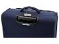 Valise bleue avec poignée supérieure, étiquette d'identification et coordonnées.