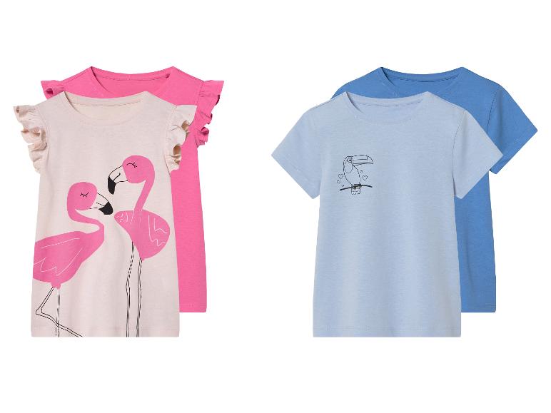 Deux t-shirts pour filles : un avec flamants roses, l’autre avec un toucan.