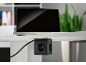 Cube de prises Tronic avec ports USB sous un bureau avec ordinateur portable.
